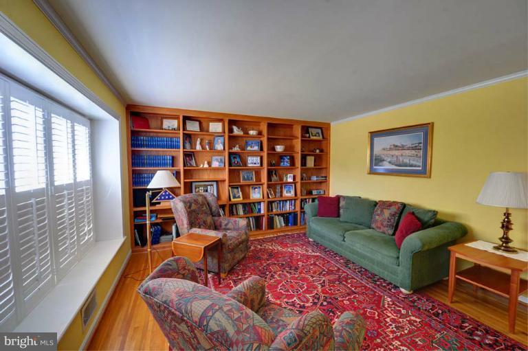 234 Rolling Road Gaithersburg, MD 20877 - Photo 4 of 28 Living Room