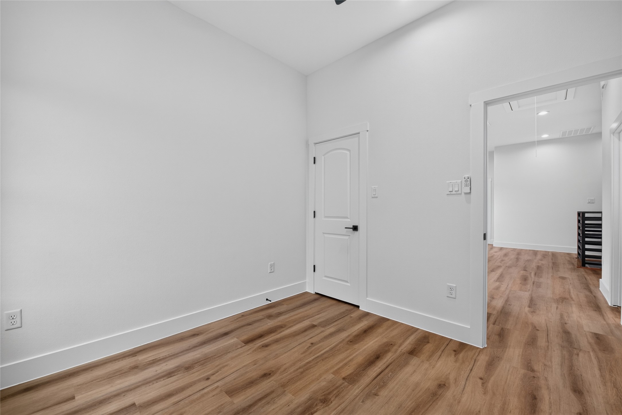 3537 Amos Street Houston, TX 77021 - Photo 30 of 32 A light-filled secondary bedroom with a fresh, welcoming feel and plenty of natural light—ready to serve as a bedroom, guest room, or private retreat.