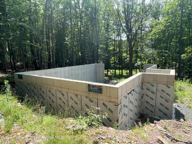 a view of a pathway with a yard