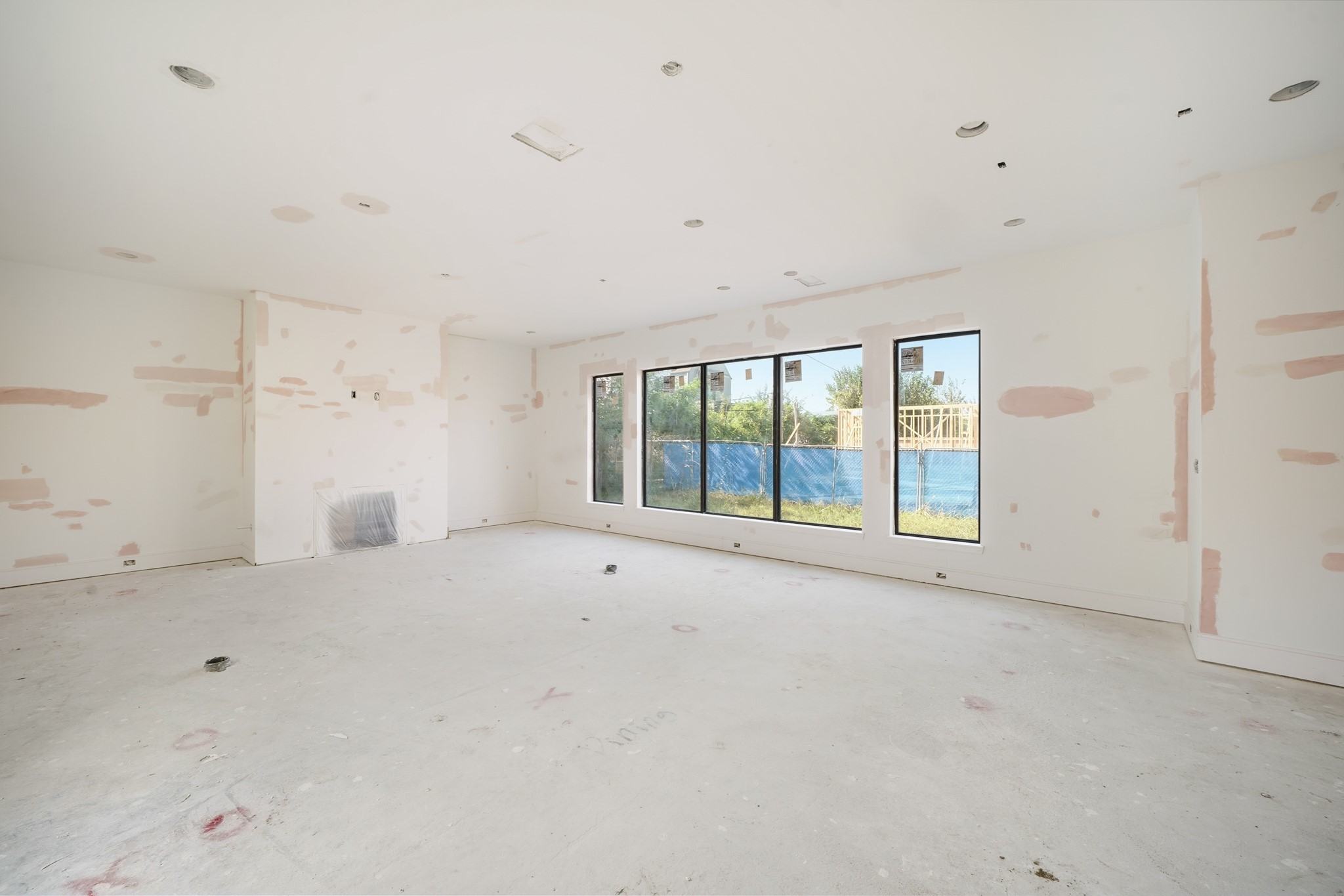 726 East 7th Street Houston, TX 77007 - Photo 15 of 29 a view of an empty room with a window