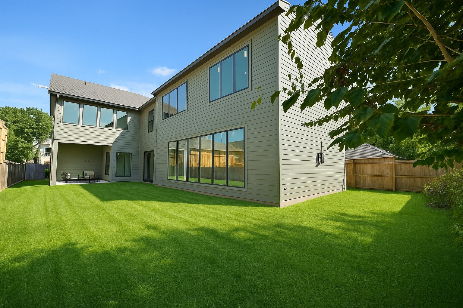 726 East 7th Street Houston, TX 77007 - Photo 7 of 29 a view of a house with a yard