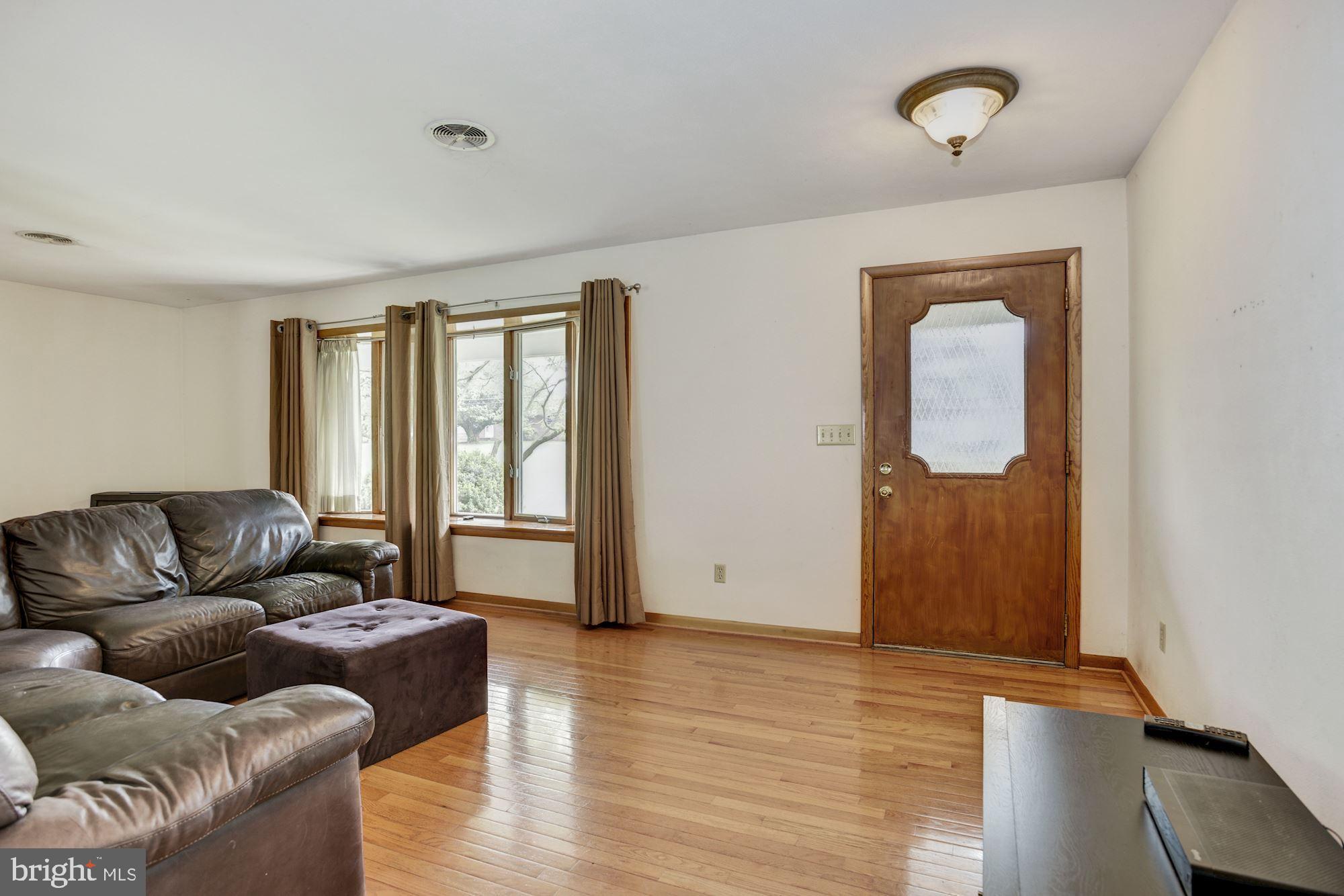 327 Roberts Mill Road Taneytown, MD 21787 - Photo 2 of 25 Living Room | Hardwood Floors