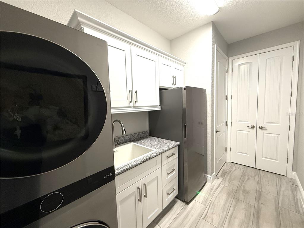 17898 Southwest 72nd Street Road Dunnellon, FL 34432 - Photo 63 of 85 a kitchen with a refrigerator and a stove