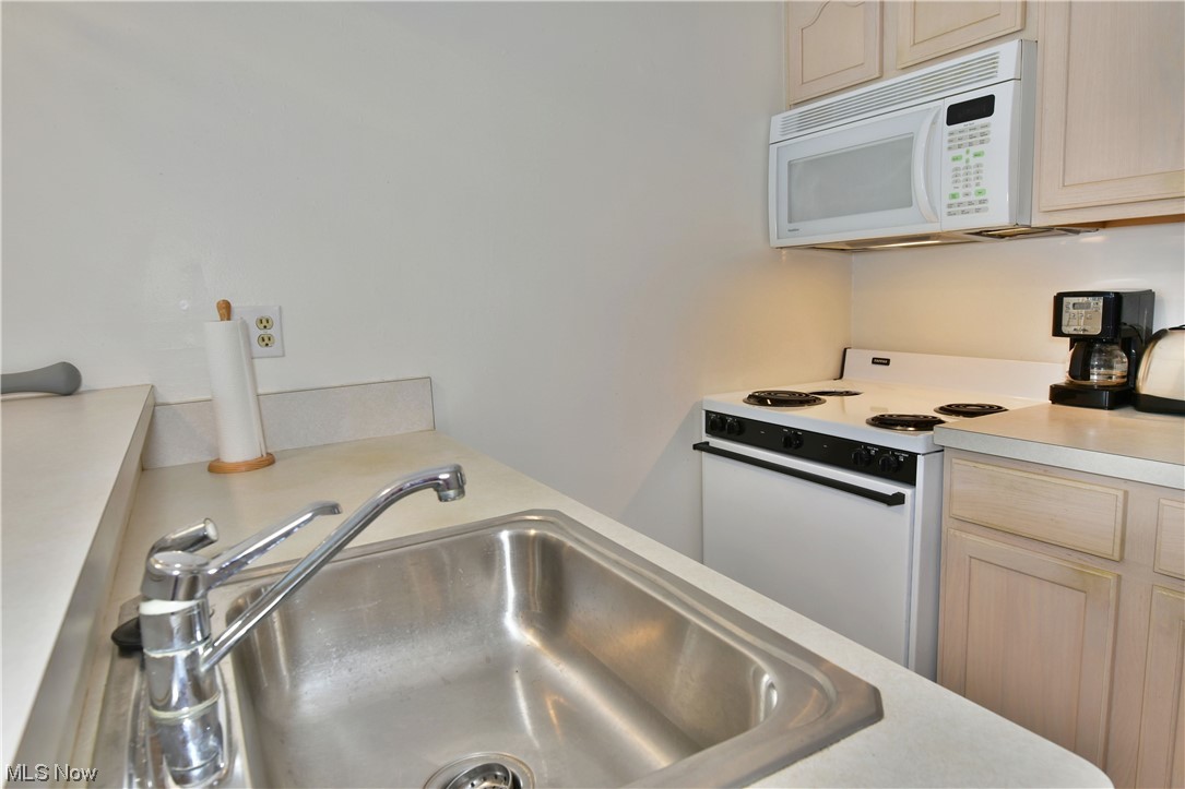 2520 North River Road Northeast, Unit B20 Warren, OH 44483 - Photo 7 of 32