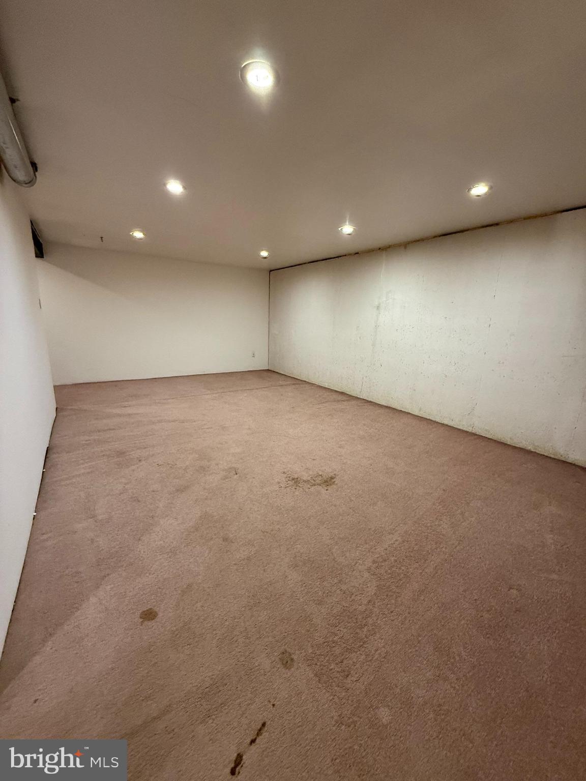 2605 Gramercy Way Mount Laurel, NJ 08054 - Photo 42 of 44 an empty room with a projector and screen