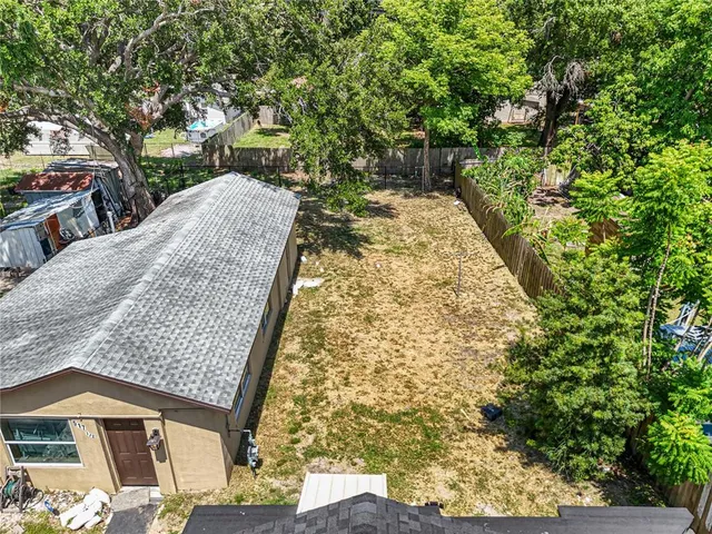 a view of a yard with plants