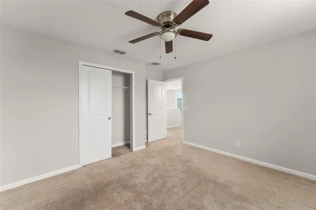 en empty room with ceiling fan