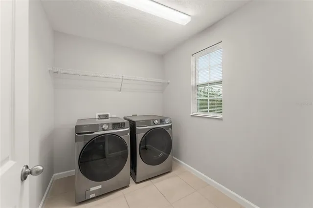 a view of a back yard