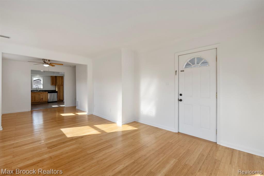 22025 Springbrook Avenue Farmington Hills, MI 48336 - Photo 9 of 24