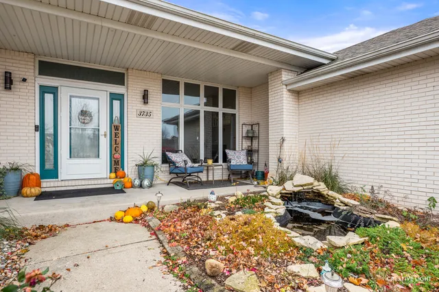 a view of a lounge chairs in front of house