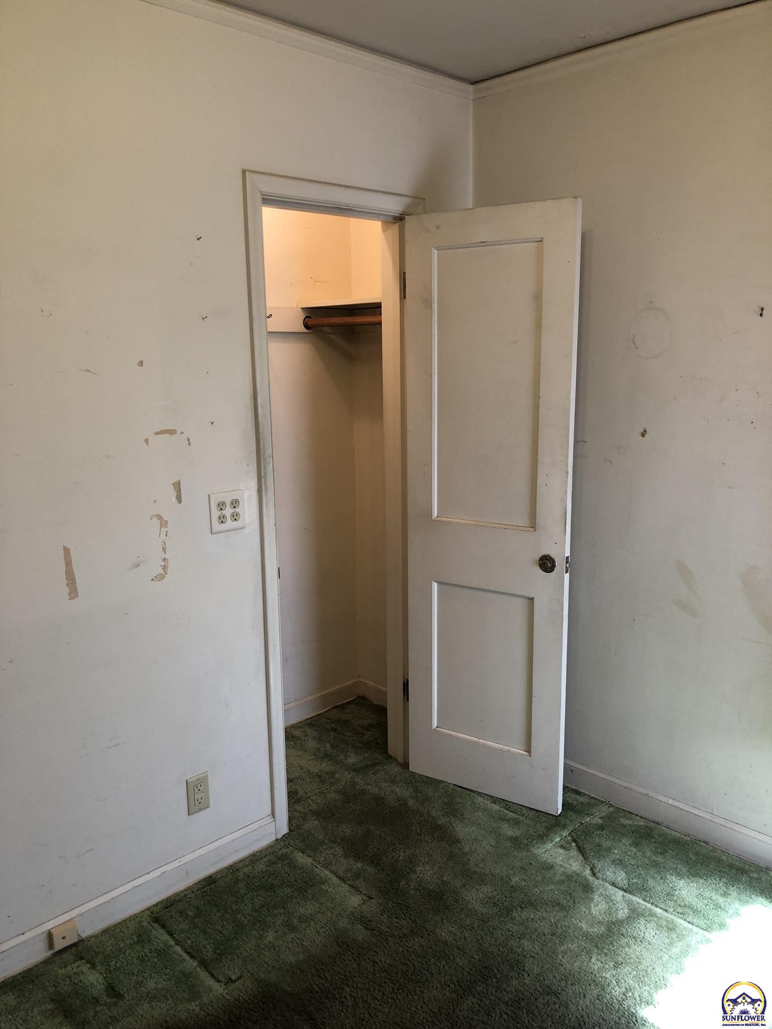 2024 Southwest Stone Avenue Topeka, KS 66604 - Photo 11 of 30