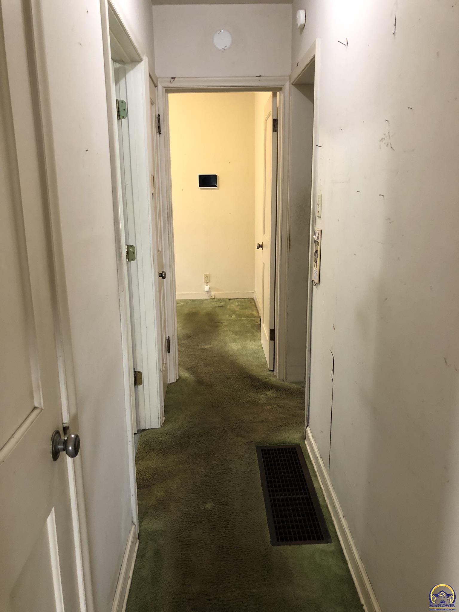 2024 Southwest Stone Avenue Topeka, KS 66604 - Photo 17 of 30