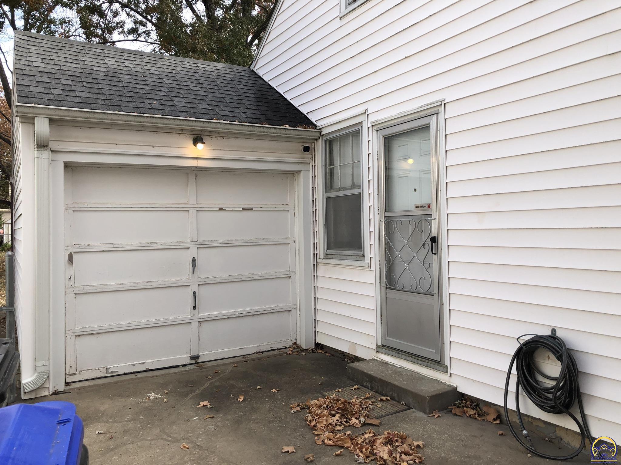 2024 Southwest Stone Avenue Topeka, KS 66604 - Photo 2 of 30