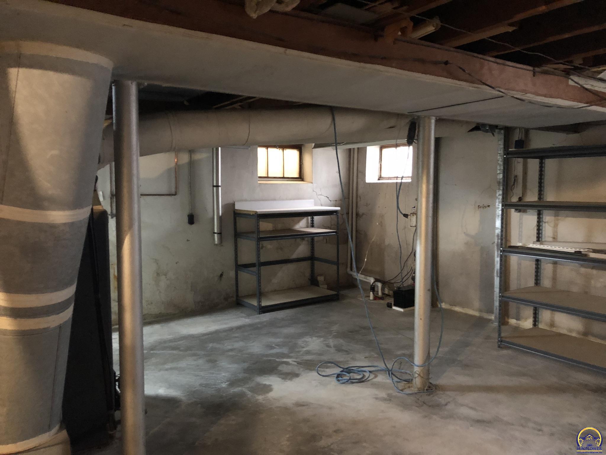 2024 Southwest Stone Avenue Topeka, KS 66604 - Photo 27 of 30