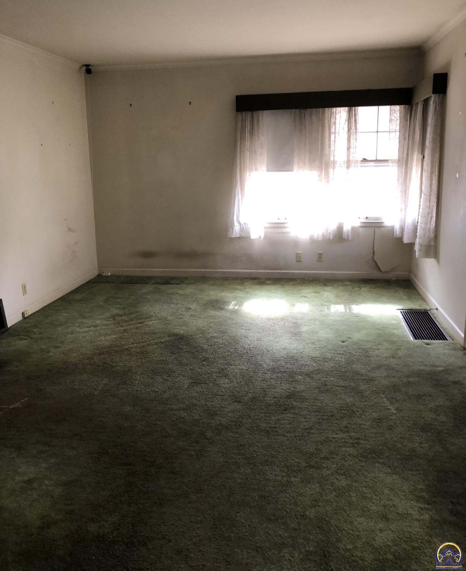 2024 Southwest Stone Avenue Topeka, KS 66604 - Photo 5 of 30