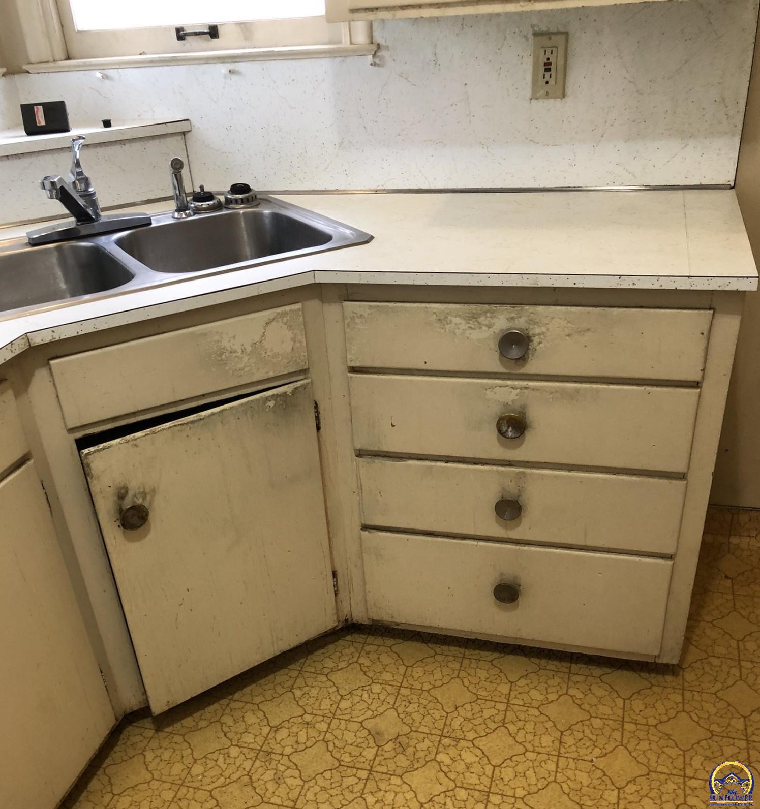 2024 Southwest Stone Avenue Topeka, KS 66604 - Photo 6 of 30