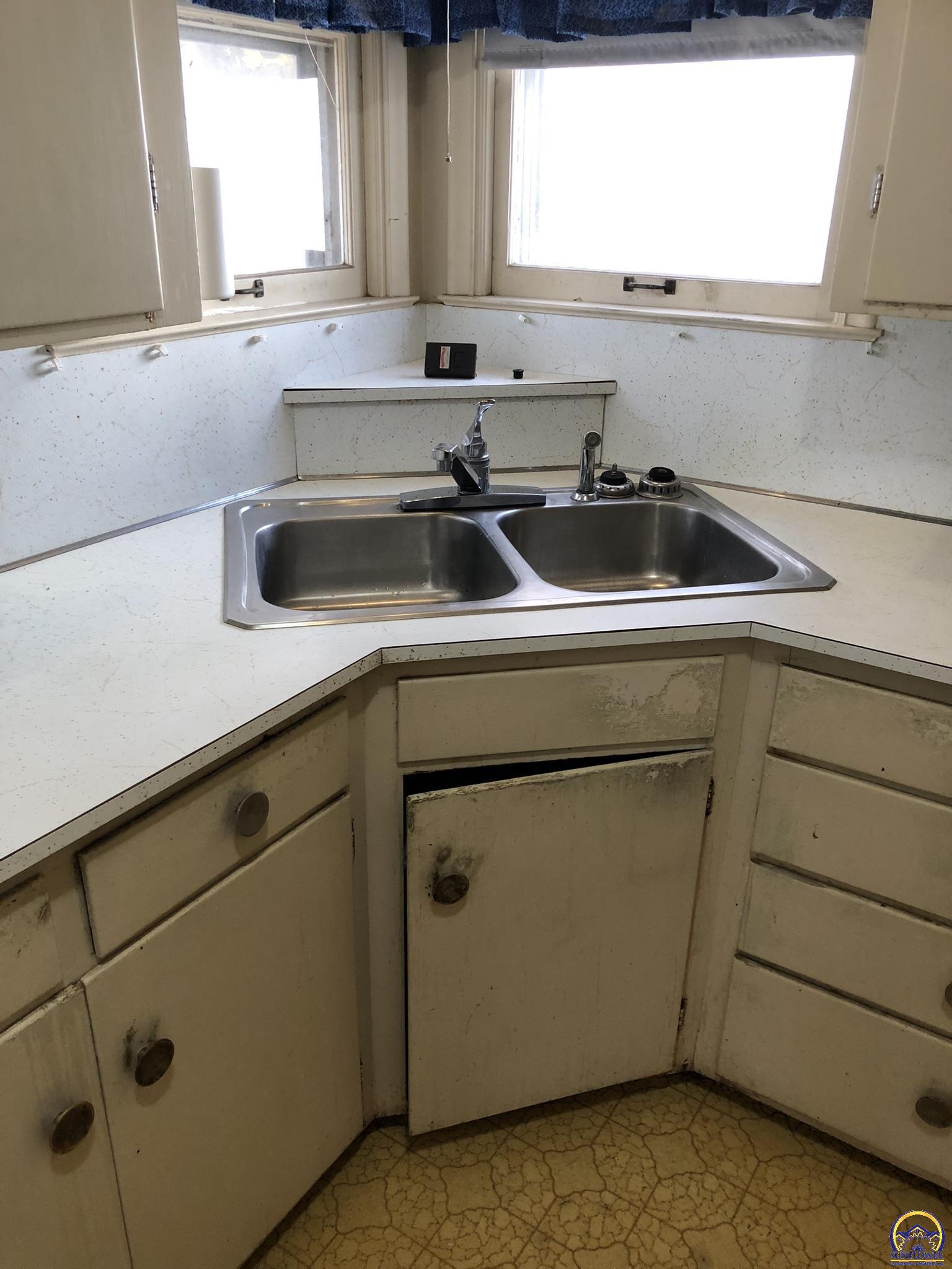 2024 Southwest Stone Avenue Topeka, KS 66604 - Photo 7 of 30