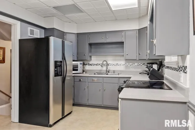 $229,900 | 8 Duncan Park, Jacksonville, IL 62650