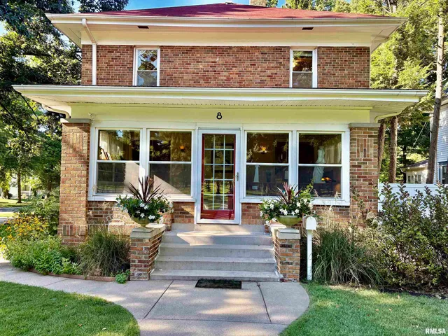 $229,900 | 8 Duncan Park, Jacksonville, IL 62650