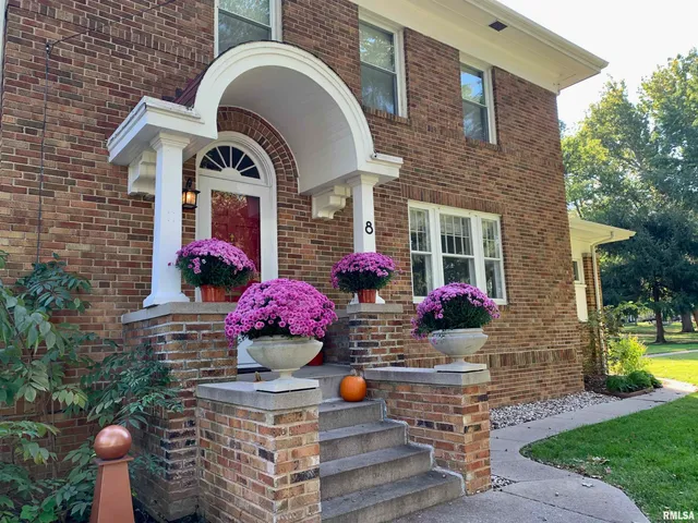 $229,900 | 8 Duncan Park, Jacksonville, IL 62650