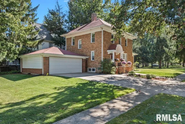 $229,900 | 8 Duncan Park, Jacksonville, IL 62650