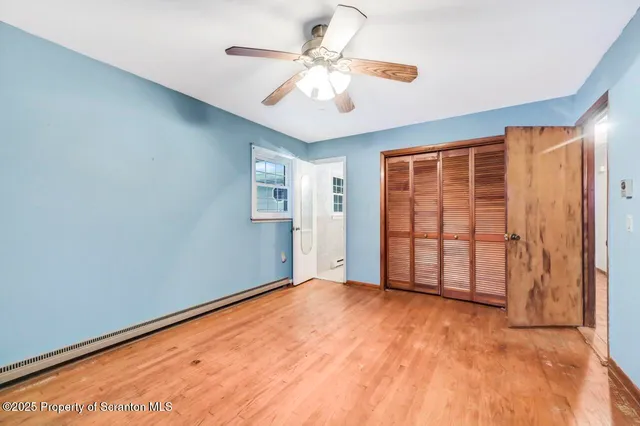 a view of a livingroom with a workspace