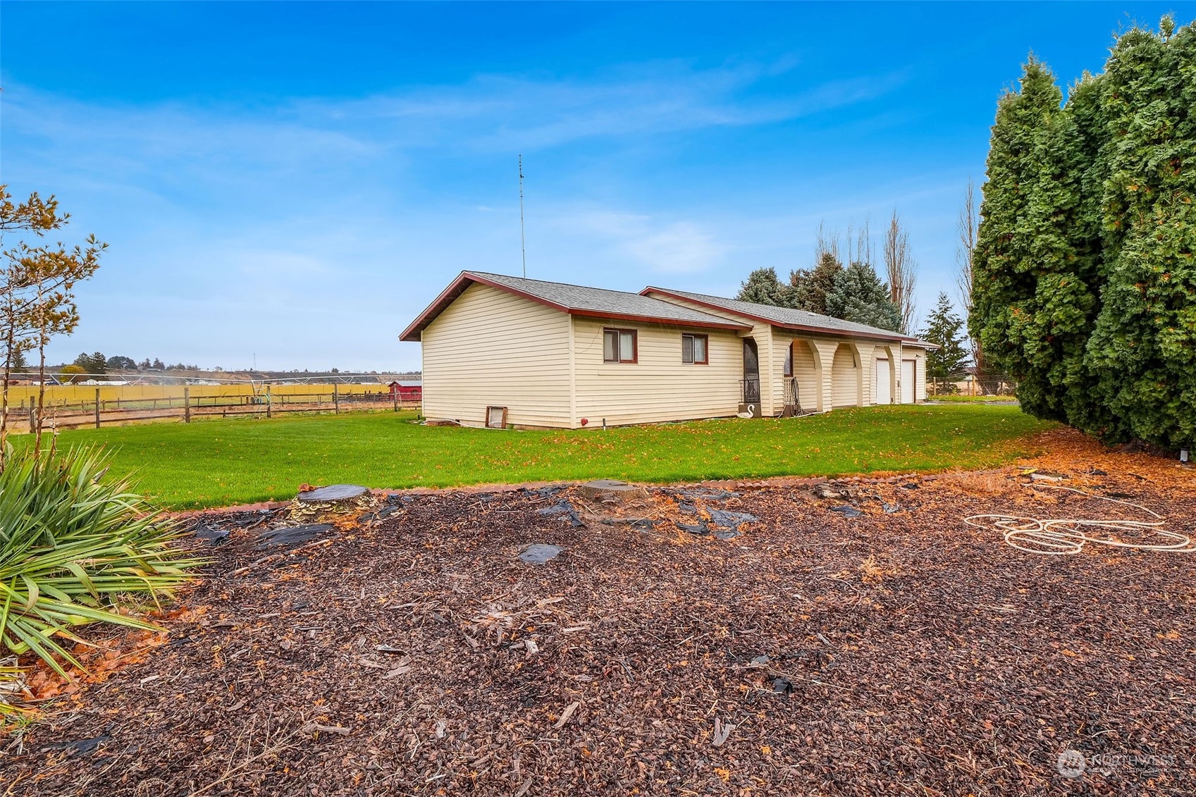 7589 Redmond Road Northeast Moses Lake, WA 98837 - Photo 4 of 29 Gallery Image 4