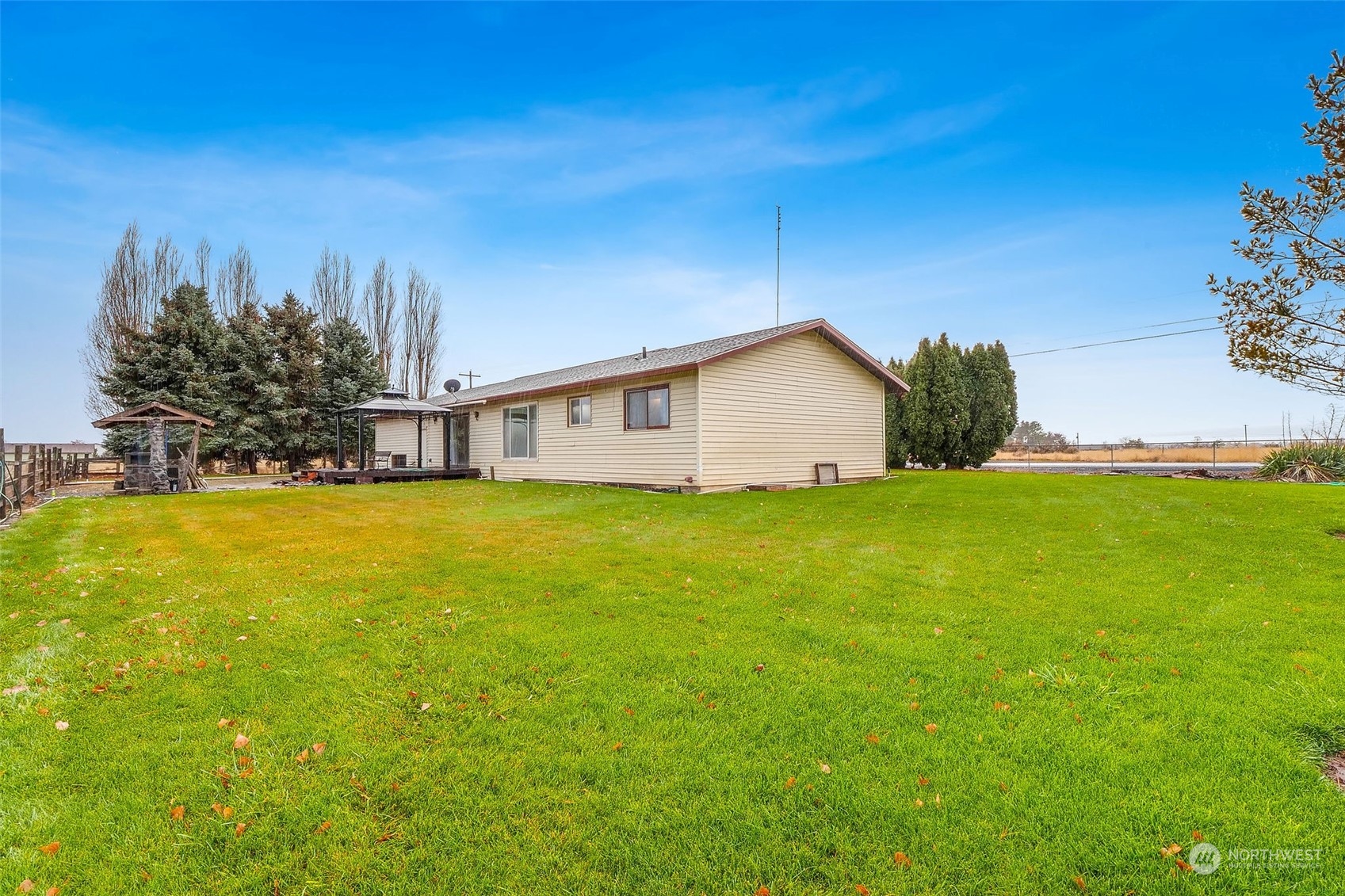 7589 Redmond Road Northeast Moses Lake, WA 98837 - Photo 5 of 29 Gallery Image 5