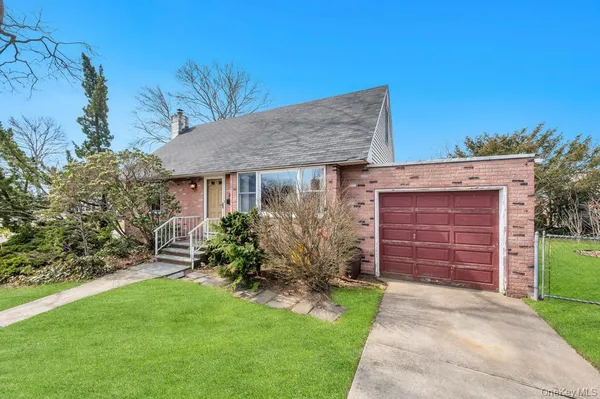 $689,000 | 200 Victory Drive, Massapequa Park, NY 11762