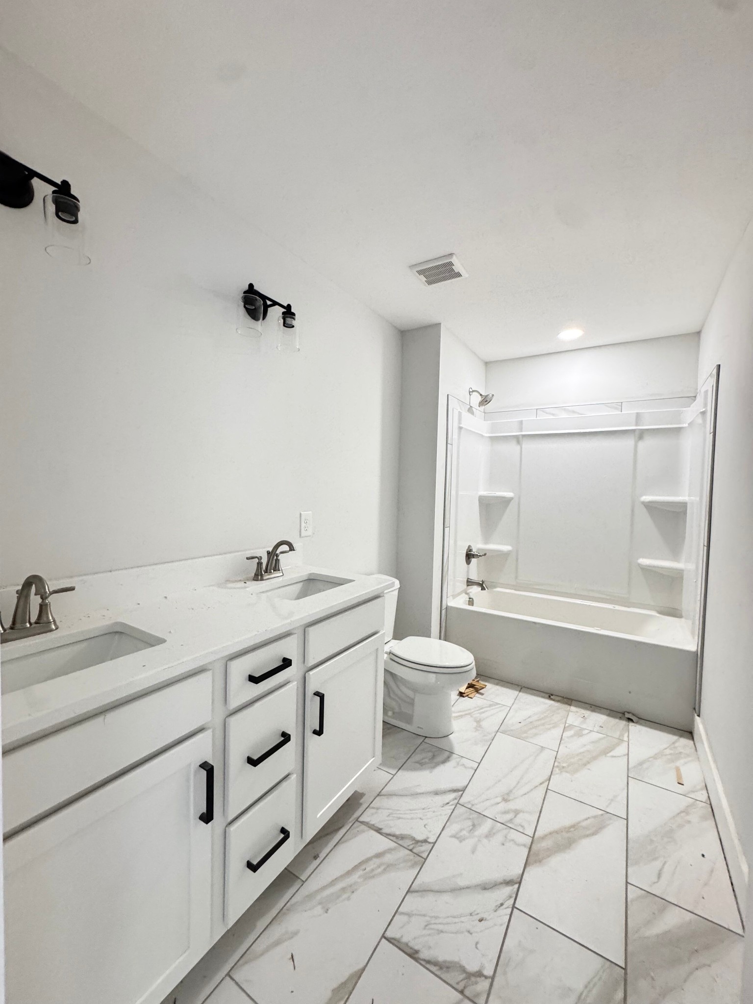 1725 Powell Road Clarksville, TN 37043 - Photo 20 of 42 a bathroom with a sink a toilet and a bathtub