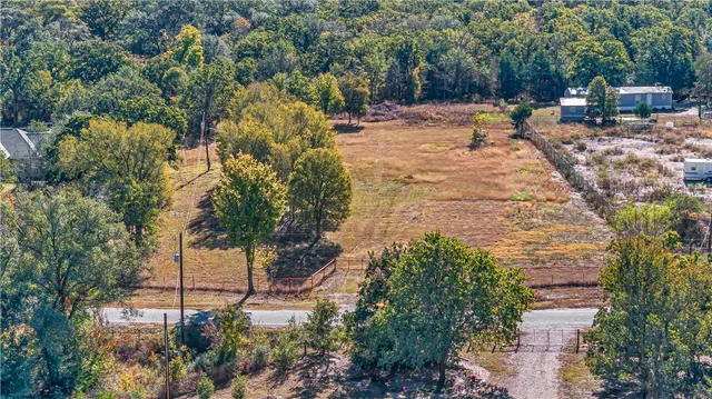 a view of a yard with a house