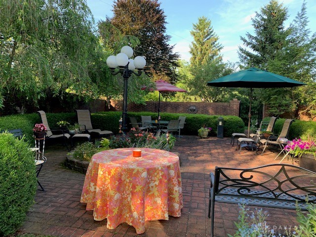 3432 Westbury Road Kettering, OH 45429 - Photo 66 of 74 Patio in summer