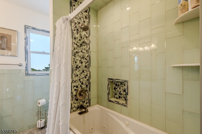 85 Swenson Circle Berkeley Heights, NJ 07922 - Photo 31 of 47 a bathroom with a bathtub and shower