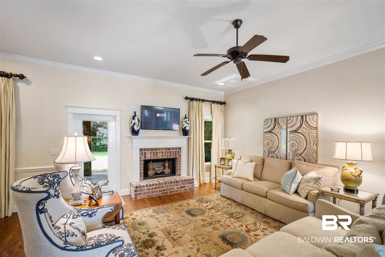 9054 Lake View Drive Fairhope, AL 36532 - Photo 4 of 29 Living Room