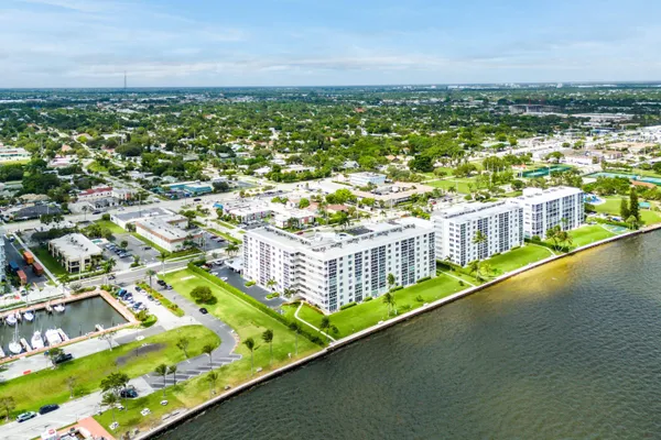 $3,900 | 301 Lake Shore Drive, Unit 411, Lake Park, FL 33403