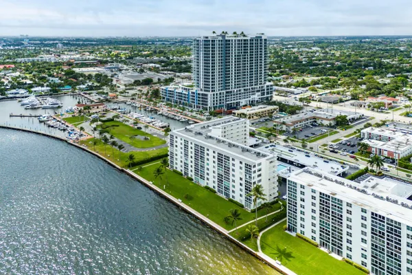 $3,900 | 301 Lake Shore Drive, Unit 411, Lake Park, FL 33403