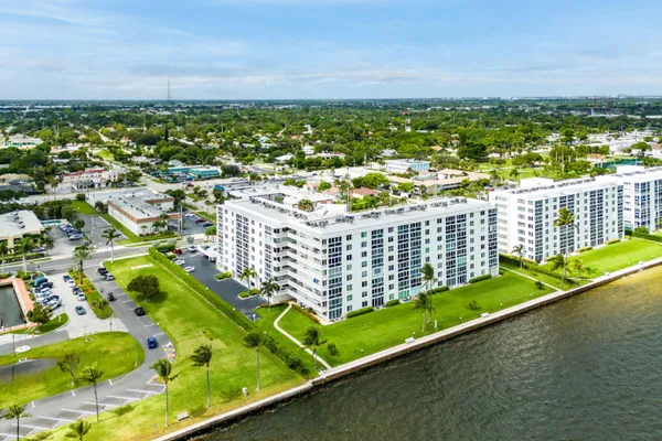 $3,900 | 301 Lake Shore Drive, Unit 411, Lake Park, FL 33403