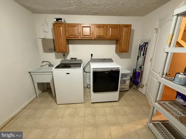 a view of kitchen with washer and dryer