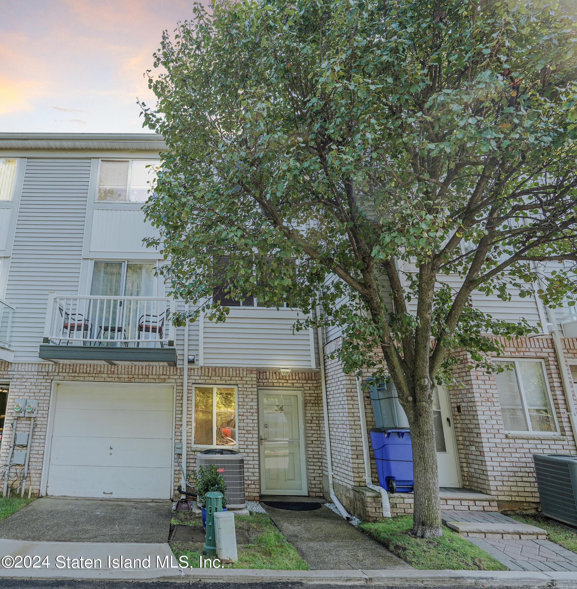 34 Sable Loop Staten Island, NY 10306 - Photo 2 of 24 2