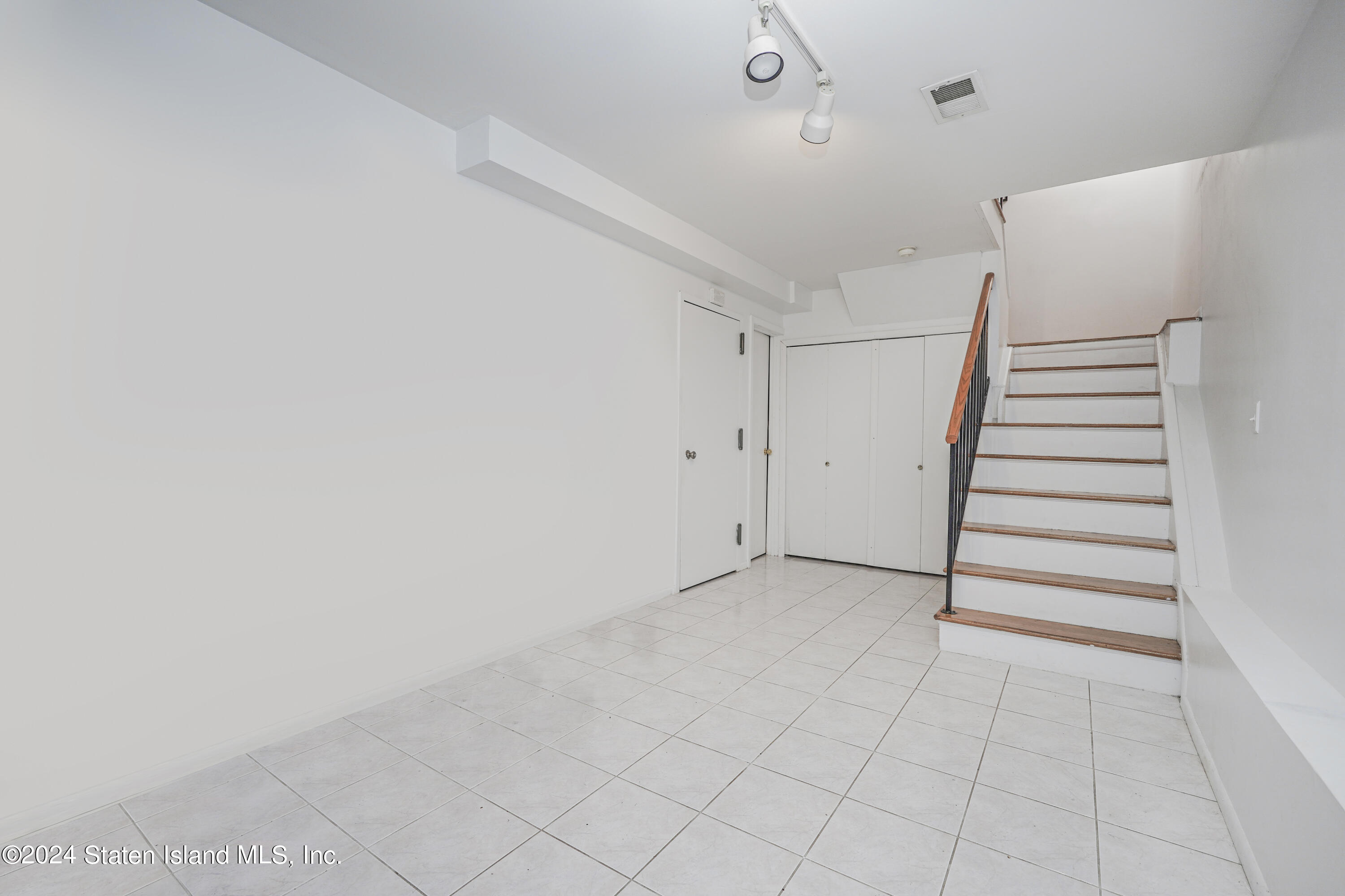 34 Sable Loop Staten Island, NY 10306 - Photo 4 of 24 4