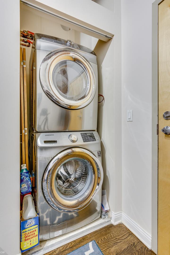 1500 West Monroe Street, Unit 122 Chicago, IL 60607 - Photo 3 of 14 a utility room with dryer and washer