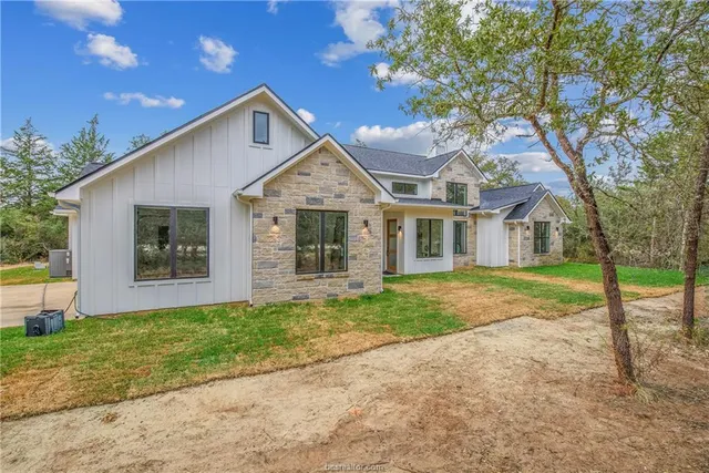 a view of a house with backyard and garden