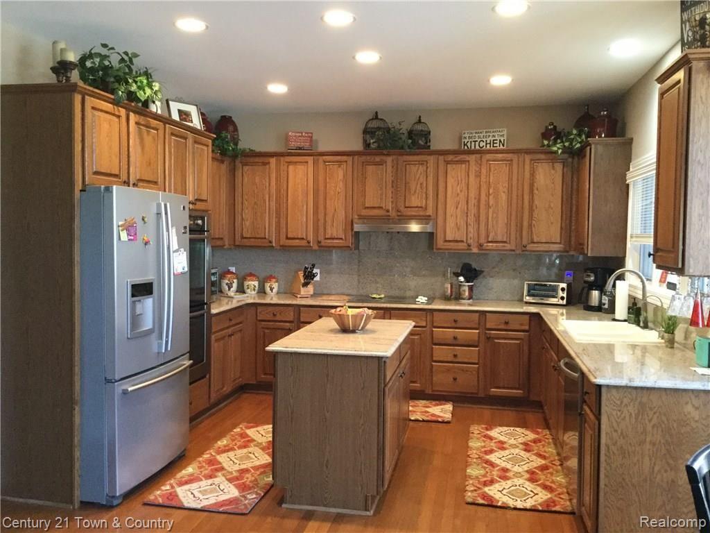 4731 Oakhurst Ridge Road Clarkston, MI 48348 - Photo 12 of 59 KITCHEN HAS ALL THE BEST AMENITIES , GRANITE, HARDWOOD FLOORS, STAINLESS STEEL APPLIANCES..