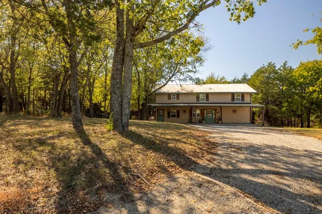 a view of a yard with a tree