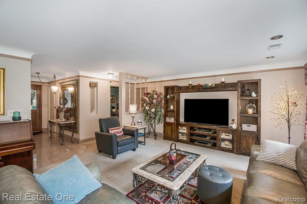33821 Argonne Road Farmington Hills, MI 48335 - Photo 4 of 39