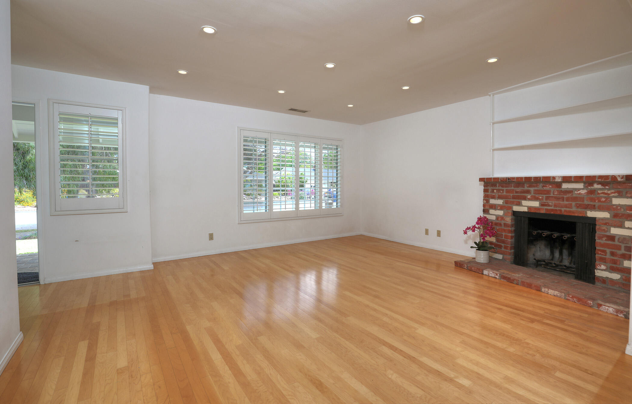 6231 Covington Way Goleta, CA 93117 - Photo 10 of 36 Living Room