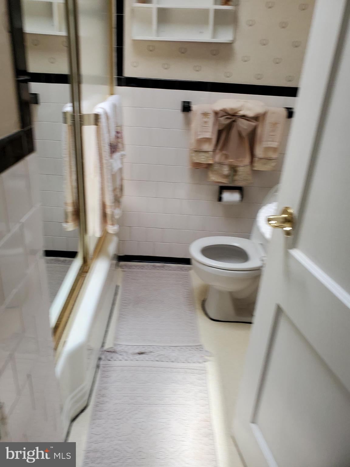 6934 Reisterstown Road Baltimore, MD 21215 - Photo 22 of 29 Full Bathroom