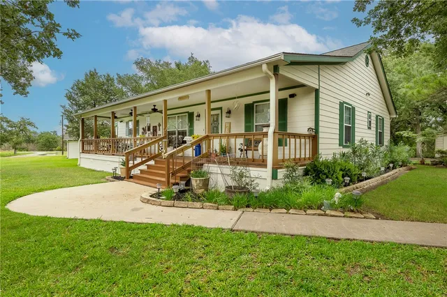 a view of a house with a yard