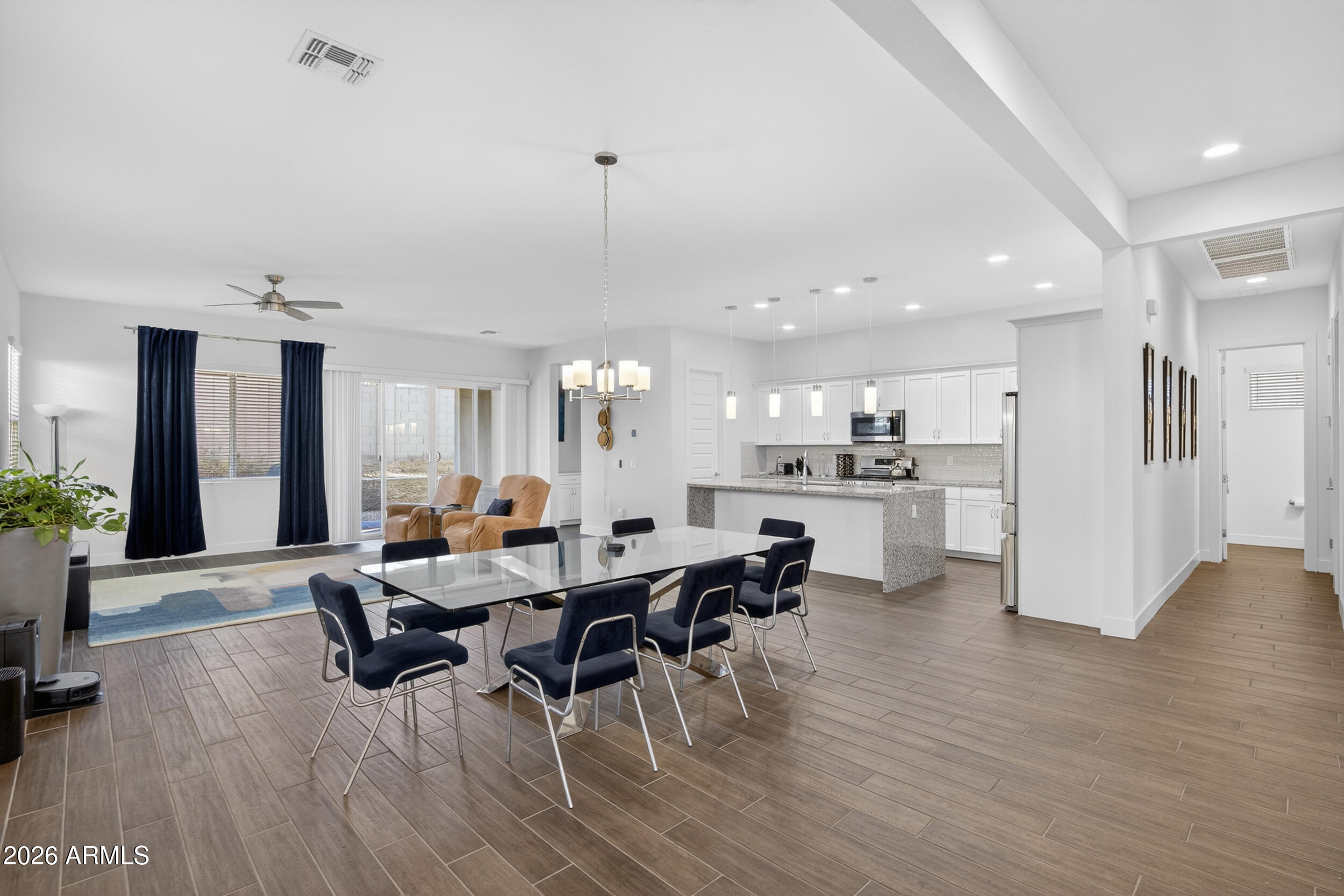939 East Paseo Way Phoenix, AZ 85042 - Photo 8 of 78 a living room with furniture and kitchen view