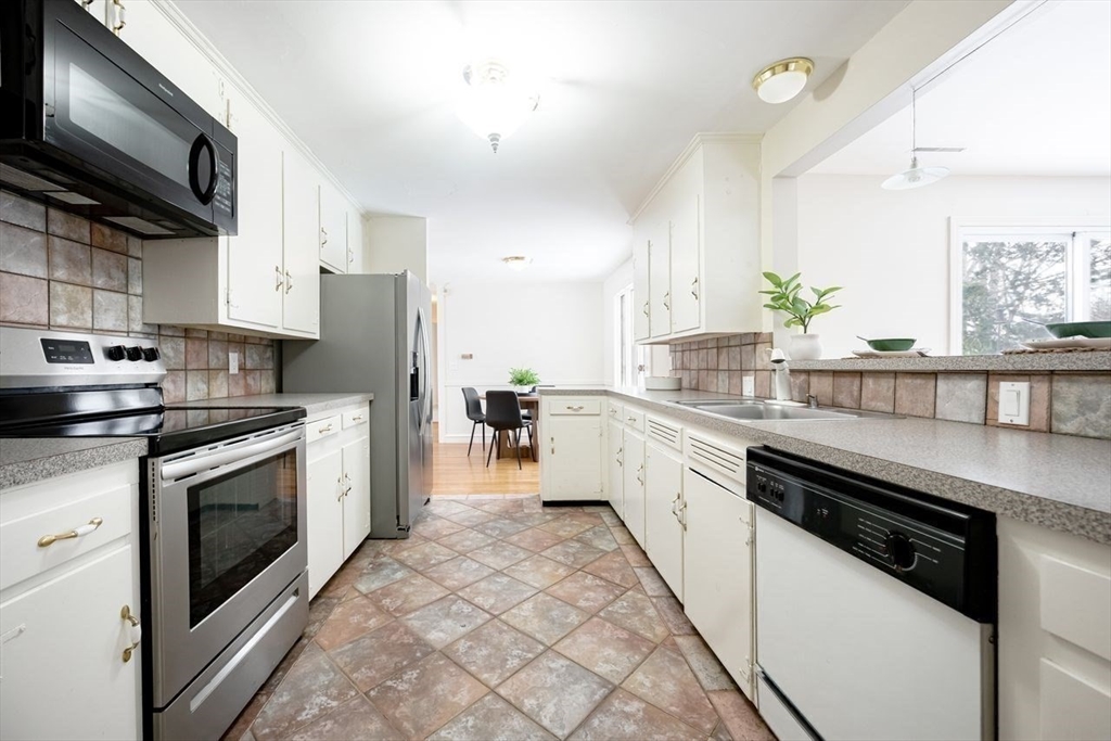 15 Alroy Road Weymouth, MA 02190 - Photo 9 of 33